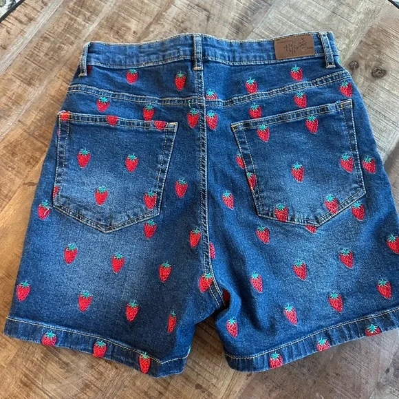 Hell Bunny Denim Shorts with Embroidered Strawberries 🍓 - Picture 2 of 11
